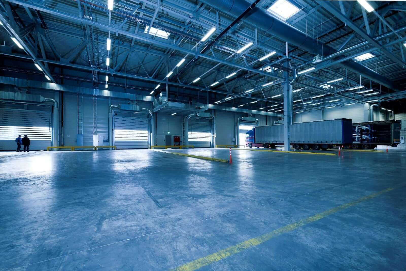 The Yellowing Problem – And How to Prevent It in a spacious industrial parking area with clear non-slip coating
