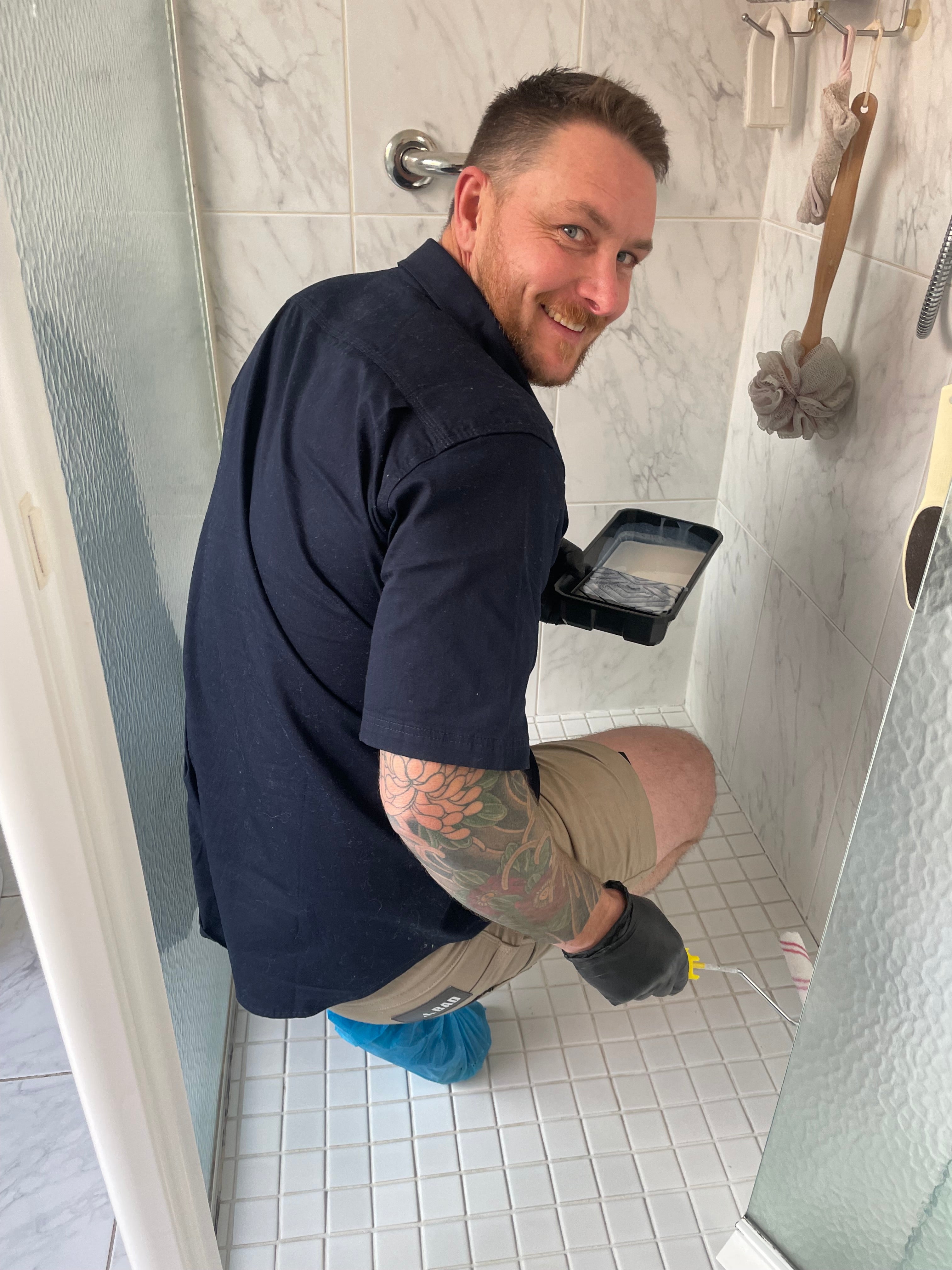 Certified installer applying Stellmann non-slip coating in residential shower – safe, P5-rated grip protection
